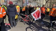 Streikende vor dem Kölner Gewerkschaftshaus