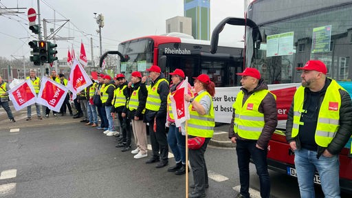 streikende Bus- und Bahnfahrer und Fahrerinnen vom Betriebshof DUS - Benrath