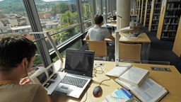 Studenten arbeiten an Lese- und Lernplätzen in der Thüringer Universitäts- und Landesbibliothek in Jena