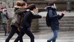 Drei junge Frauen auf der Domplatte in Köln