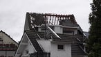 Ein Haus mit vom Sturm abgedecktem Dach