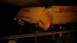 Ein umgekippter Paketlaster der DHL auf der Autobahn 1 bei Osnabrück