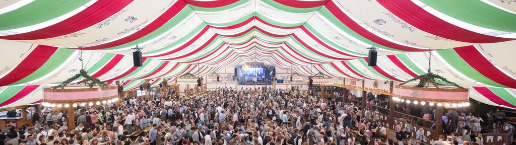  Besucher feiern in einem Festzelt des Stuttgarter Frühlingsfestes 2024