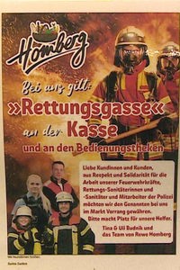 Ein Plakat mit der Info "Rettungsgasse für Rettungskräfte" hängt in einem Dortmunder Supermarkt