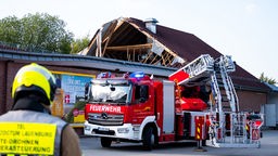 Ratzeburg: Einsatzkräfte der Feuerwehr sind bei einem eingestürzten Dach eines Supermarktes im Einsatz