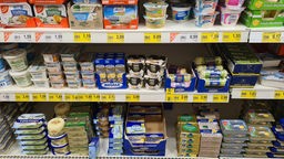 Supermarktregale mit Butter und Milchprodukten