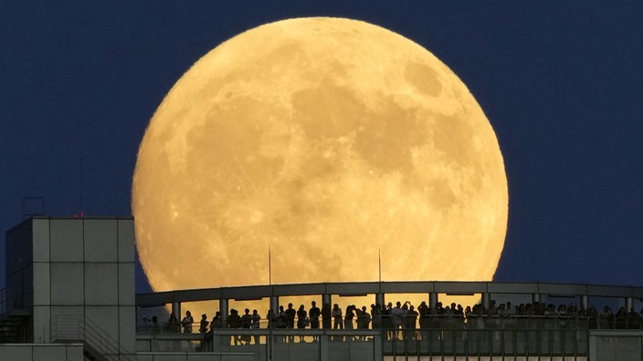 Der Erntemond ist von Osakas Stadtteil Umeda aus zu sehen