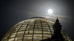 Der Vollmond leuchtet hell über der Kuppel des Reichstagsgebäudes