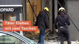 Die Polizei untersucht den Tatort, nachdem bei dem Kölner Juwelier eingebrochen wurde.