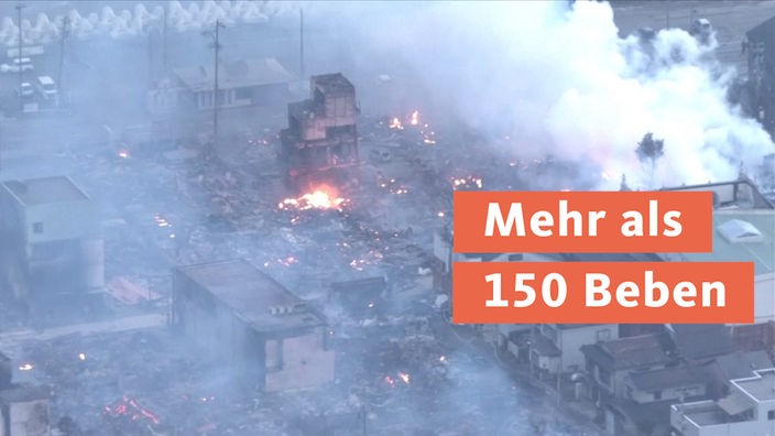 Eingestürzte Gebäude und Brände durch schwere Erdbeben in Japan 