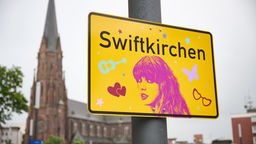 Ortsschild "Swiftkirchen" zu Ehren von Taylor Swift