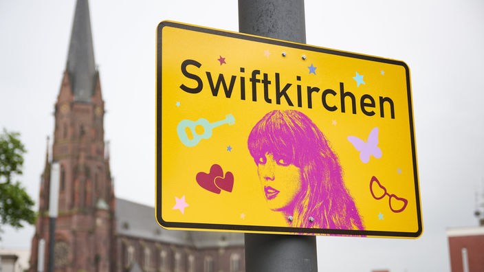 Ortsschild "Swiftkirchen" zu Ehren von Taylor Swift