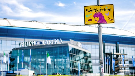 Gelsenkirchen: Vor der Veltins-Arena hängt ein "Swiftkirchen"-Schild anlässlich der "Eras Tour" von Taylor Swift mit drei Konzert-Terminen in Gelsenkirchen