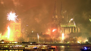 Sylvester Nacht in Köln:  Zu sehen sind der Dom und der Rhein