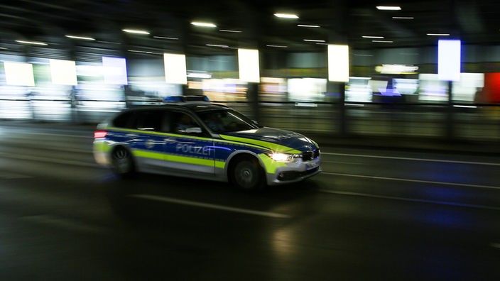 Ein Polizeiauto fährt durch einen Tunnel (Symbolfoto)