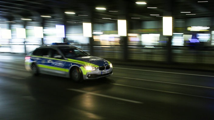 Ein Polizeiauto fährt durch einen Tunnel (Symbolfoto)