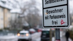 Ein Schild mit der Aufschrift "Bewohner mit Parkausweis frei"