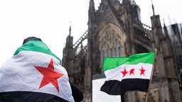 Syrische Flaggen vor dem Kölner Dom