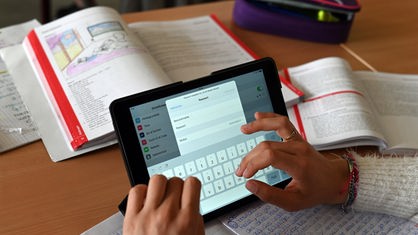 Realschüler einer zehnten Klasse einer Gemeinschaftsschule arbeiten im Mai 2019 in einer Unterrichtsstunde mit Tablets.