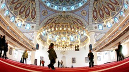 Besucher in der Merkez Moschee in Duisburg