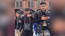 Drei junge Männer stehen vor dem Frankfurter Hauptbahnhof