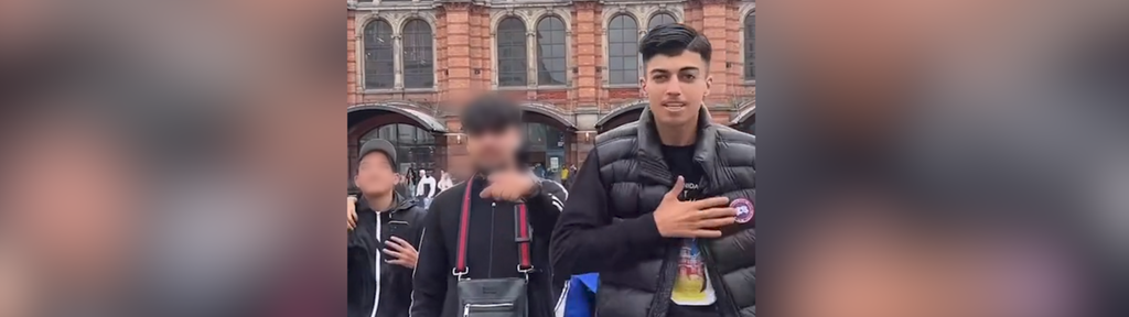 Drei junge Männer stehen vor dem Frankfurter Hauptbahnhof
