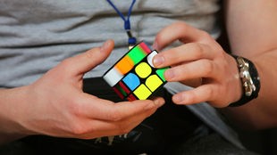 Ein Mann mit einem Rubik's Cube
