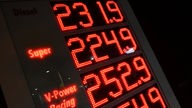 Bayern, München: Der Preis für Superbenzin und Diesel ist an einer Anzeigetafel in der Nacht nach dem Umschalten zu einem höheren Preis an einer Tankstelle in der Leopoldstraße in der Landeshauptstadt angezeigt.
