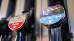  Eine Zapfsäule für HVO100 Diesel und Superbenzin an einer Tankstelle von Nordöl.