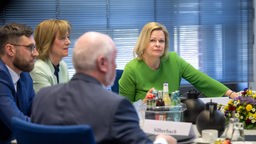  Nancy Faeser (r, SPD), Bundesinnenministerin, und Karin Welge, Präsidentin der Vereinigung der kommunalen Arbeitgeberverbände, sitzen beim Auftakt der 4. Runde der Tarifverhandlungen für den öffentlichen Dienst von Bund und Kommunen am Verhandlungstisch.