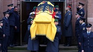 Eine Ehrengarde der Bundeswehr trägt den Sarg des verstorbenen ehemaligen Bundesfinanzministers Wolfgang Schäuble nach einem Trauergottesdienst in der Evangelischen Stadtkirche in Offenburg