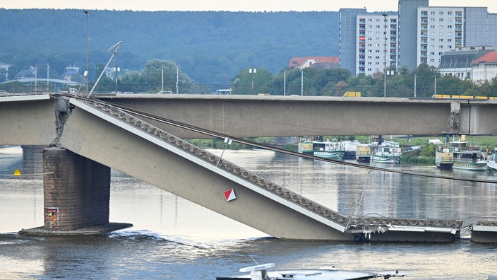 Teile der Carolabrücke über der Elbe sind eingestürzt