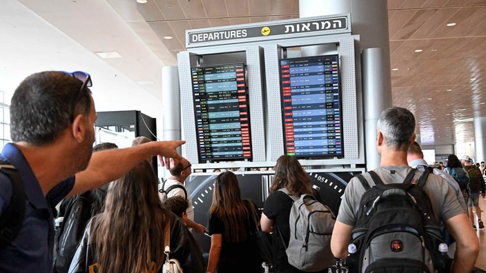 Anzeigetafel am Flughafen in Tel Aviv