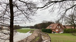 Hochwasserstand im Münsterland: Landwirt bei Telgte baut eigenen Damm über Weihnachten