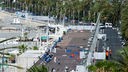 15.07.2016, Frankreich, Nizza: Ermittler arbeiten am Tatort an der Promenade des Anglais, nachdem der Attentäter beim Anschlag am Nationalfeiertag mit einem LKW in eine Menschenmenge gerast war