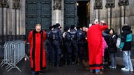 Polizeiaufgebot vor dem Kölner Dom nach Hinweisen zu Anschlagsplänen
