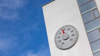 Ein überdimensionales Thermometer zeigt die Temperatur in Bonn