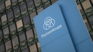 Das Logo von Thyssen-Krupp vor der Firmenzentrale in Duisburg