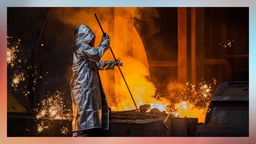 Ein Stahlarbeiter von Thyssenkrupp prüft  Roheisen am Hochofen