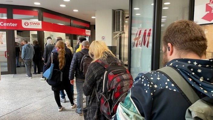 Am Ticketschalter der Stadtwerke Bonn gab es heute lange Warteschlangen. Fast alle wollten das 49 Euro Ticket oder hatten Fragen dazu