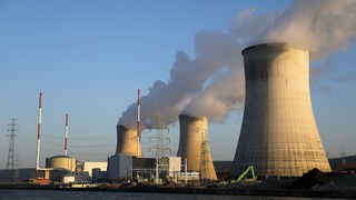 Wasserdampf steigt aus den drei Kühltürmen des Atomkraftwerks Tihange