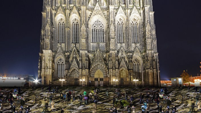 Die Collage zeigt das Projekt "Time Drifts Cologne" vor dem Dom in Köln.