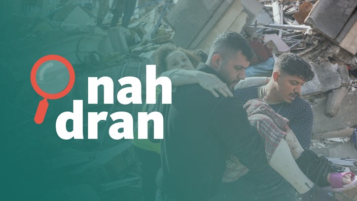 Helfer tragen eine Überlebende aus den Trümmer eines eingestürzten Hauses. Text: Nah dran