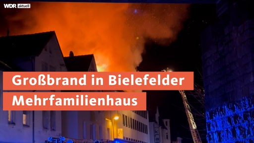 Ein Mehrfamilienhaus in Flammen. Darüber die Schrift "Großbrand in Bielefelder Mehrfamilienhaus"