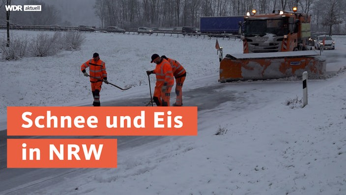 Drei Arbeiter entfernen Schnee von einer Autobahnabfahrt. Darüber die Schrift "Schnee und Eis in NRW"