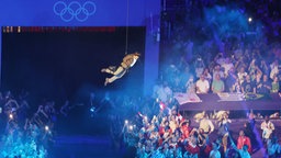 Hollywood-Star Tom Cruise seilte sich bei der Olympia-Abschlussfeier in Paris vom Stadiondach ab.