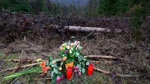 Blumen und Kerzen am Fundort des getöteten Mädchens 