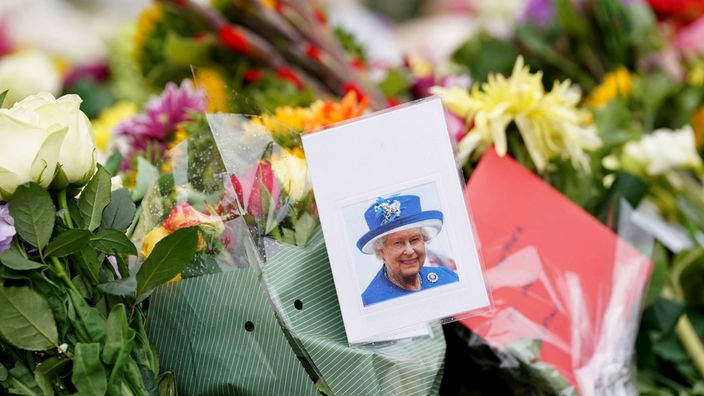 Blumen und ein BIld der verstorbenen Queen Elizabeth II.