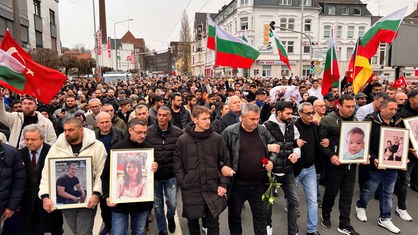 Hunderte Menschen versammeln sich bei Trauermarsch in Solingen