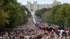 Der Trauerzug im Rahmen der Beisetzung Queen Elizabeths II vor Windsor Castle